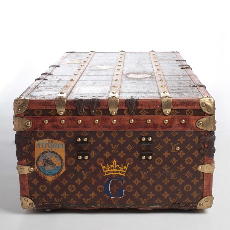 LOUIS VUITTON, a Monogram canvas trunk, late 19th/early 20th century.