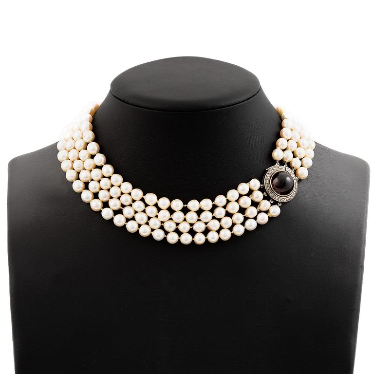 Collier Åke Strömdahl fyrradigt med odlade pärlor, lås 18K vitguld med granat och diamanter. Stockholm 1961.