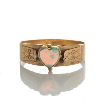 RING, 18 k guld med opal. G. Dahlgren, Malmö. Vikt totalt ca 1 gram.