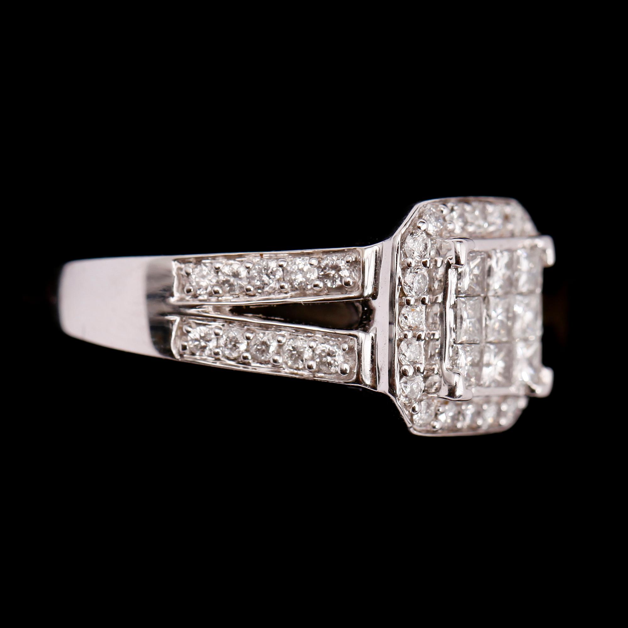 RING, 14 k vitguld, med briljant och princesslipade diamanter tot ca 1.00 ct.
