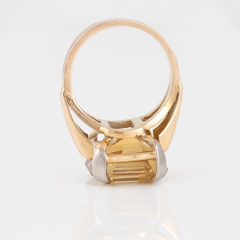 RING, med fasettslipad citrin.