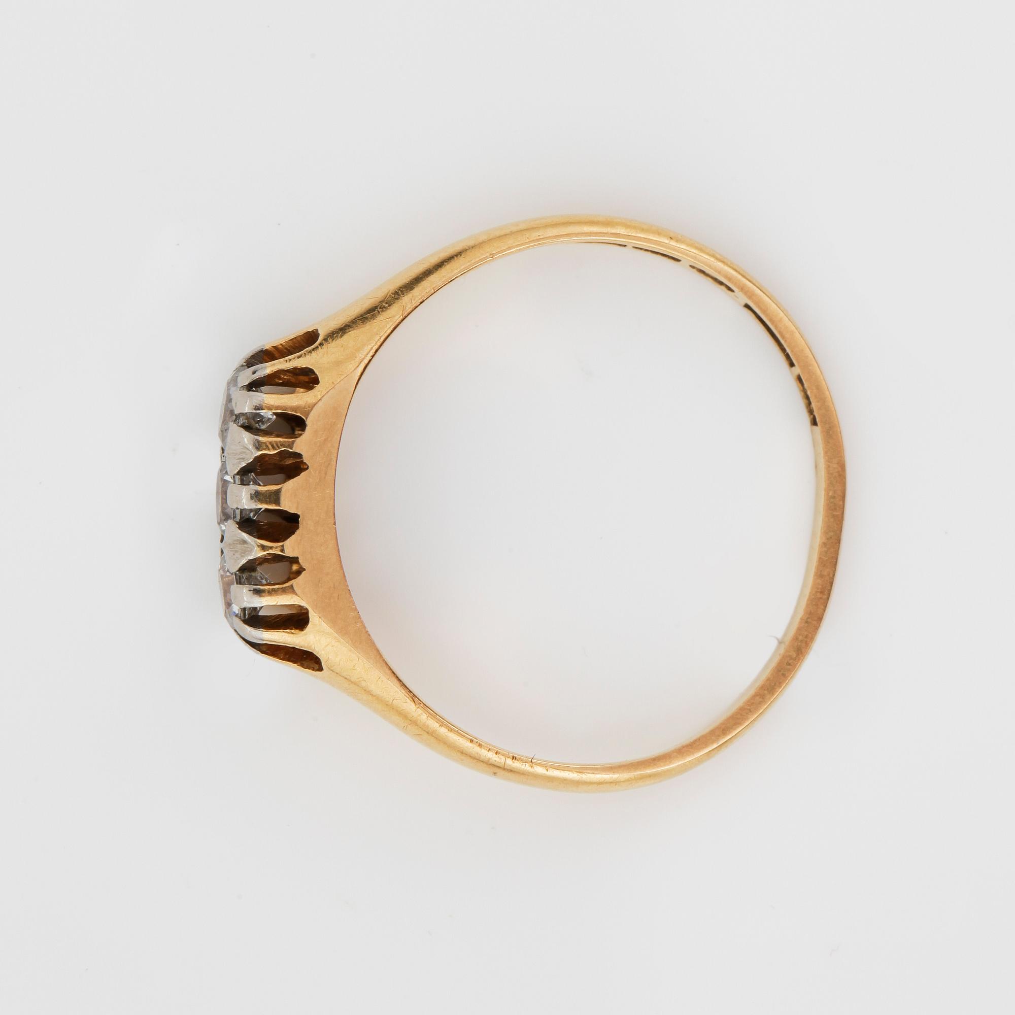 RING, 18K guld med 3 briljantslipade diamanter. Vikt 2,6 g.