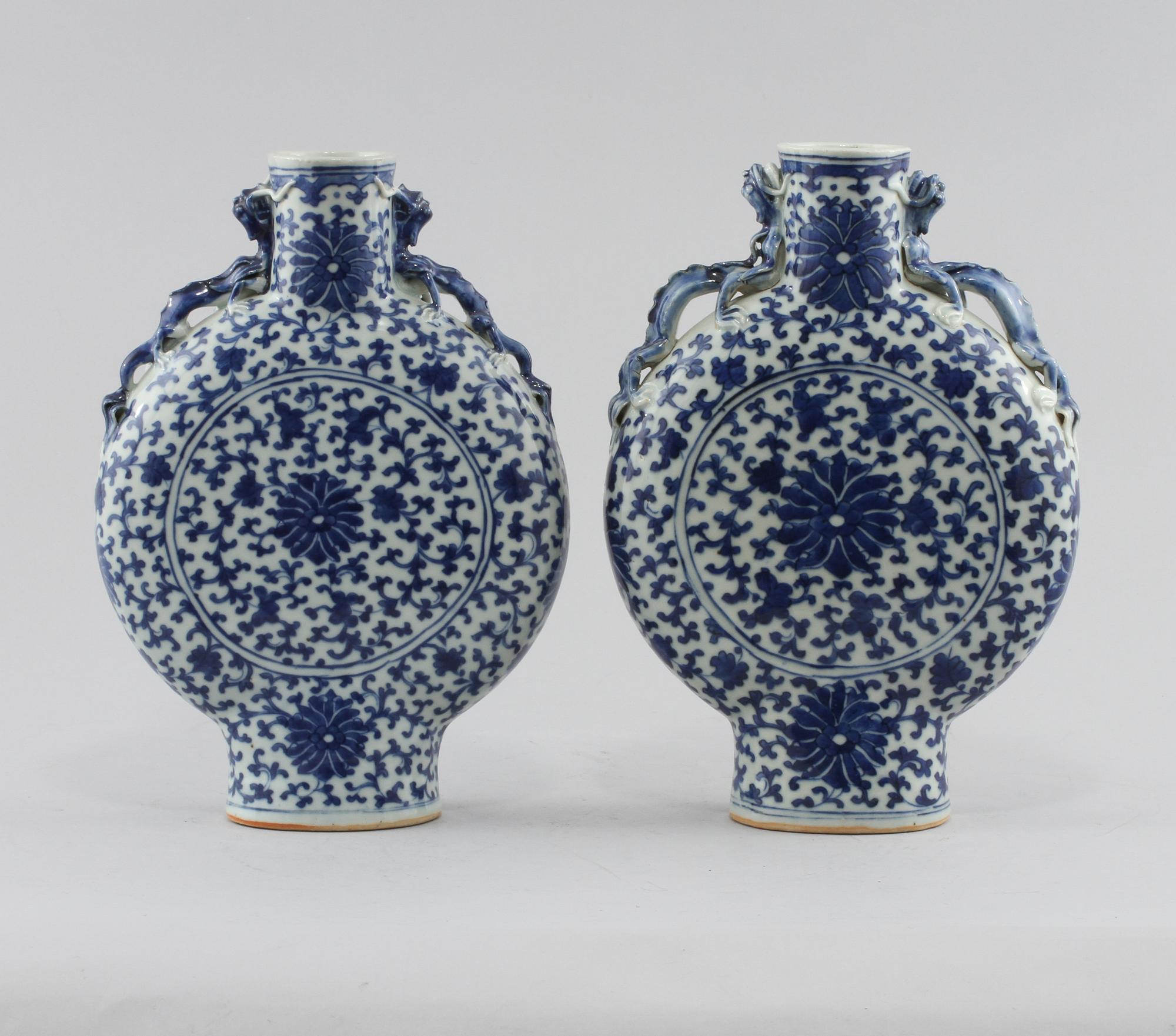 PILGRIMSKRUS, ett par, porslin, Kina, 1800-tal.