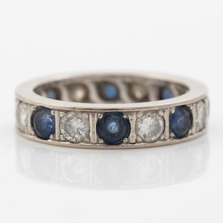 Ring, 18K white gold with sapphires and brilliant-cut diamonds.