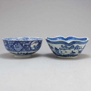 A japanese blue and white bowl, first half of the 20th Century and a late Qing blue and white Chinese bowl.