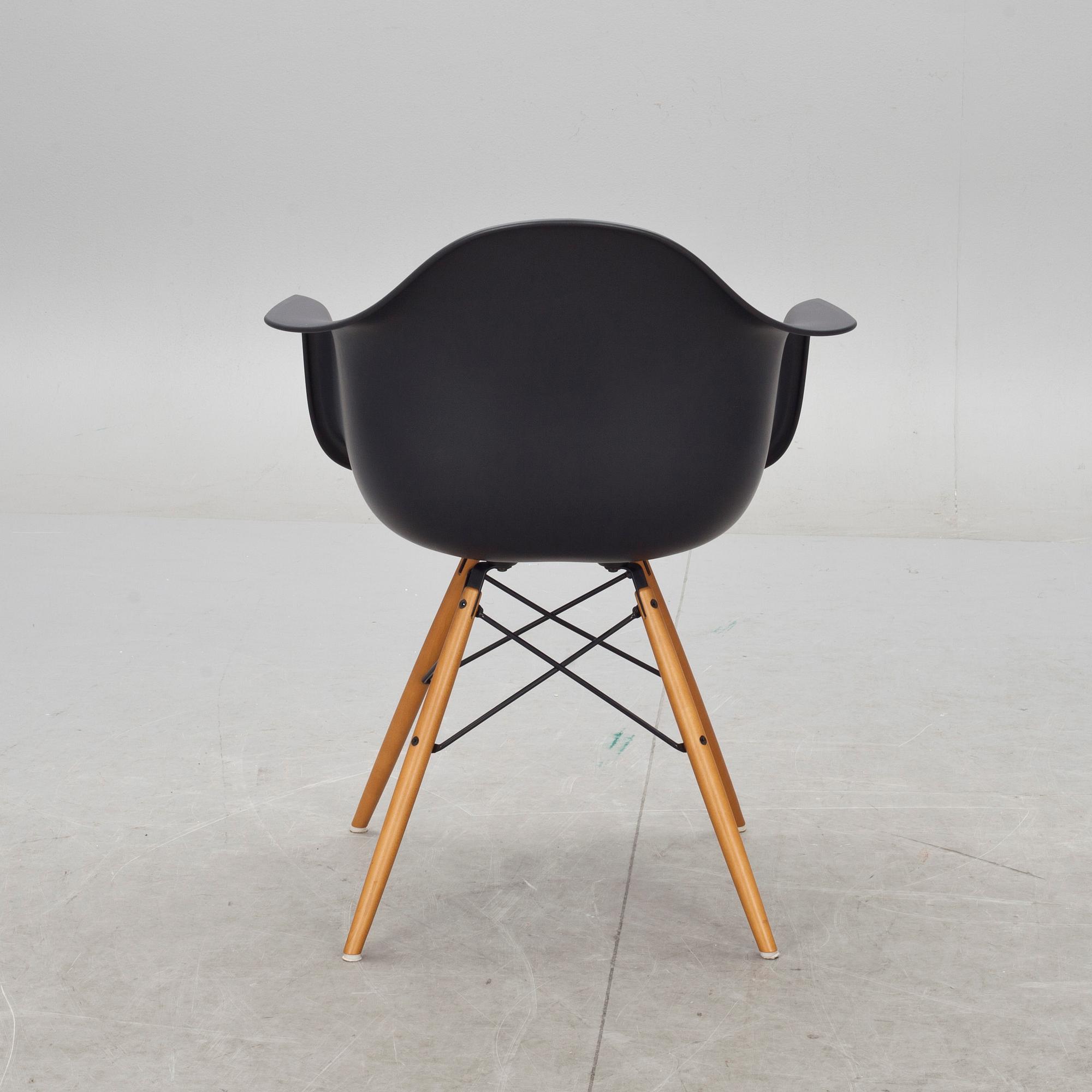KARMSTOL, "Plastic armchair", Charles & Ray Eames, Vitra, 2000-tal.