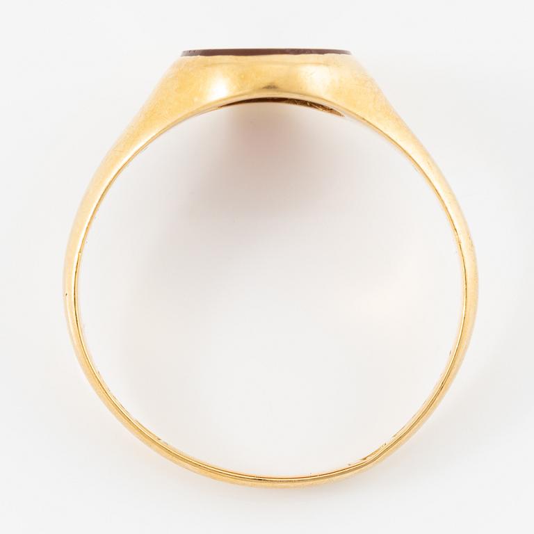 Ring, signet ring, 18K gold with carnelian.