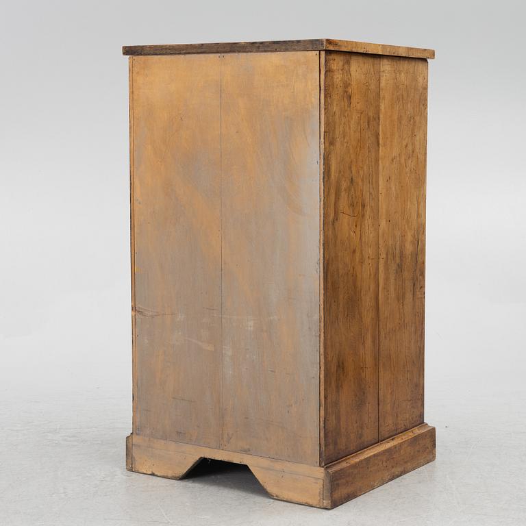 Chest of drawers, England around 1900.