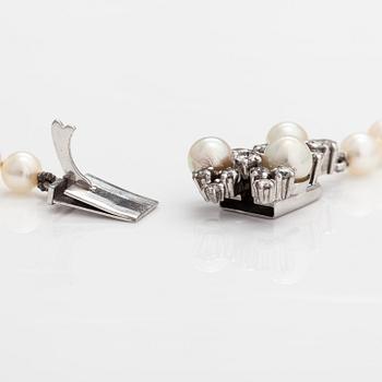 A Tillander, Helminauha, viljeltyjä akoyahelmiä, 18K valkokultaa, briljantteja n. 1.10 ct yht. Helsinki 1975.