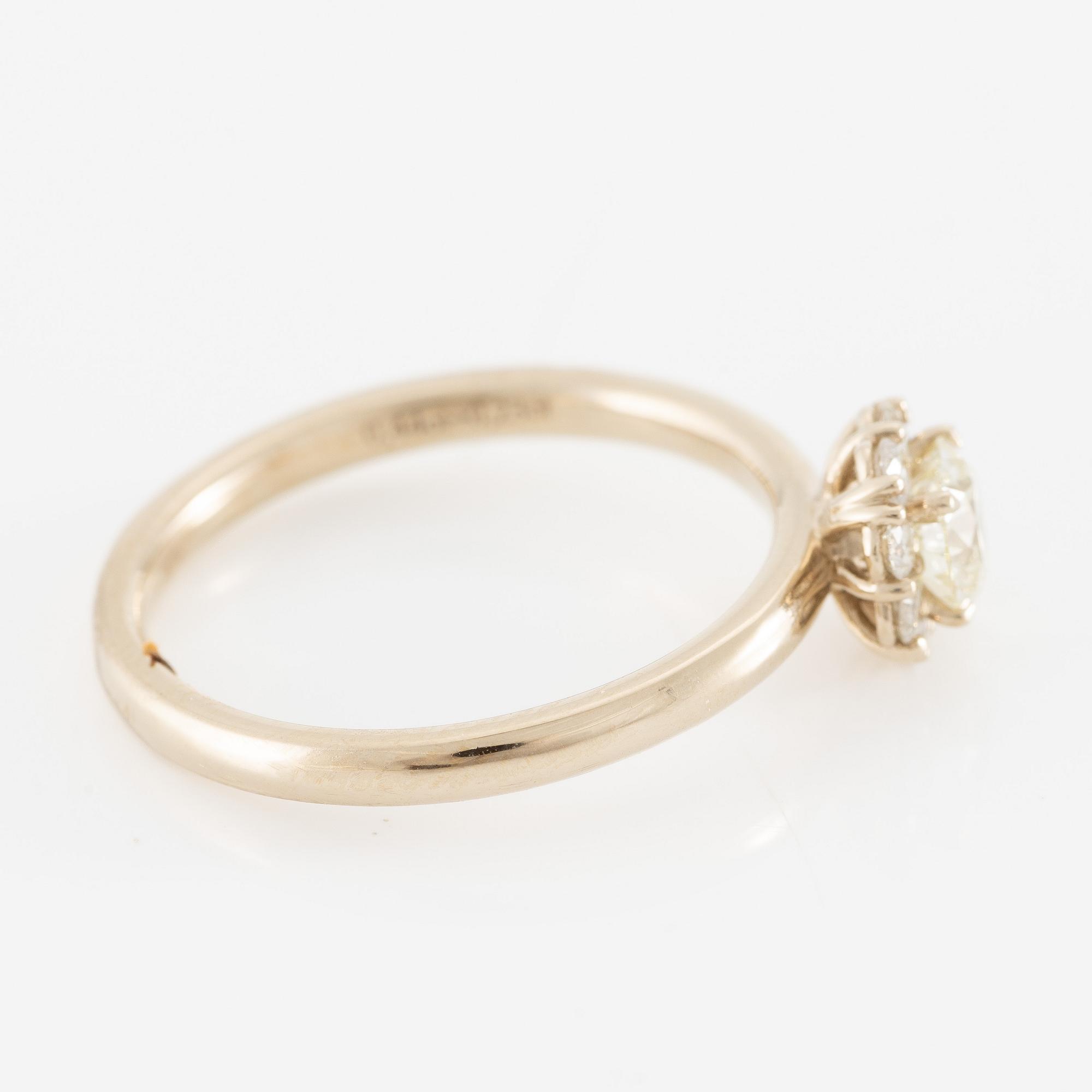 Ring in 18K gold set with brilliant-cut diamonds.