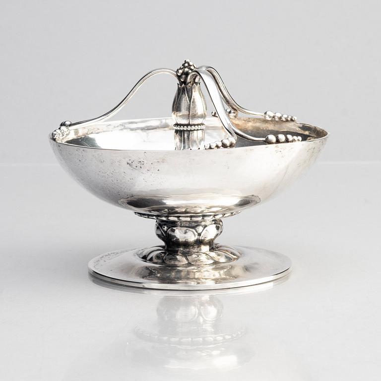 Georg Jensen, konfektskål, 830/1000 silver, Köpenhamn 1919 (otydliga stämplar), design nr 246.