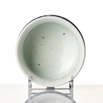 A blue and white four clawed dragon censer, Transition, 17th century.