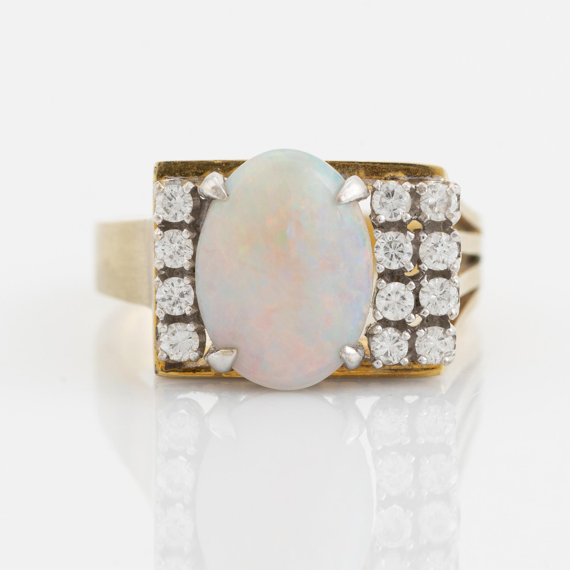 Ring, 14K guld med opal och briljantslipade diamanter.