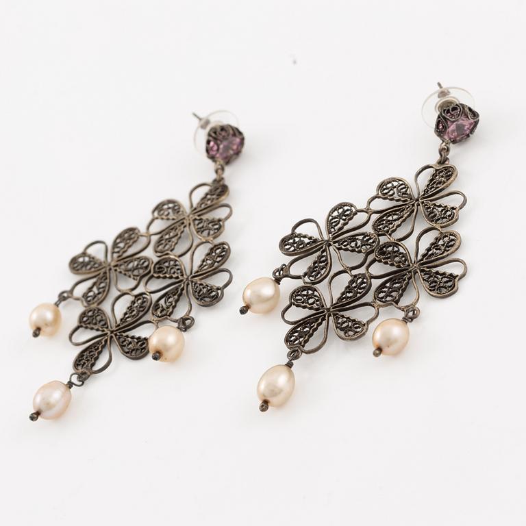 Yvone Christa, två par örhängen, silver, med genombruten dekor, med imitationsstenar.