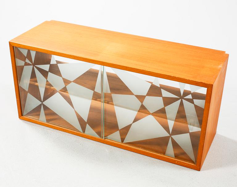 A 1950s shelving system,"Veggen de Luxe" by Torbjørn Afdal & Rolf Hesland for i.a. Ringerike Møbel- og Trevarefabrikk.