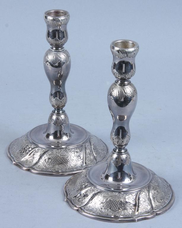 LJUSSTAKAR, ett par, silver, imporstämplar, 1900-tal. 695 gram. Enl värdintyg Axel H Salomonsen, Köpenhamn.