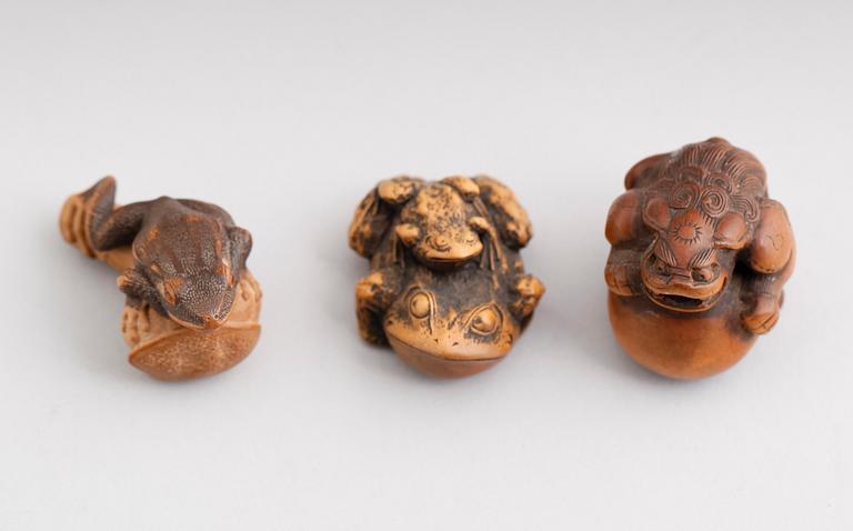 NETSUKES, 3 st, skuret trä, Japan, 2 signerade, Meji (1868-1912).