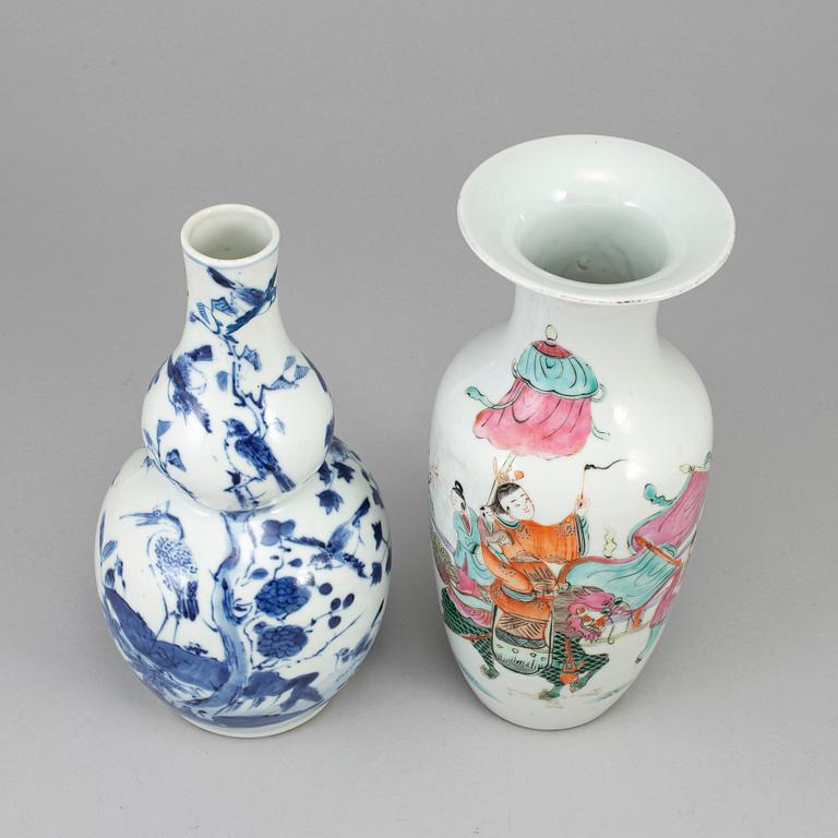 Two porcelain vases, Qing dynasty, 19th century.