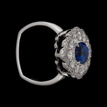 An untreated sapphire ring 2.65 cts framed by brilliant cut diamonds, total carat weight circa 1.20 ct.