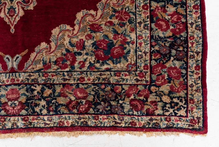 Rug, semi-antique Kirman, approx. 204 x 127 cm.