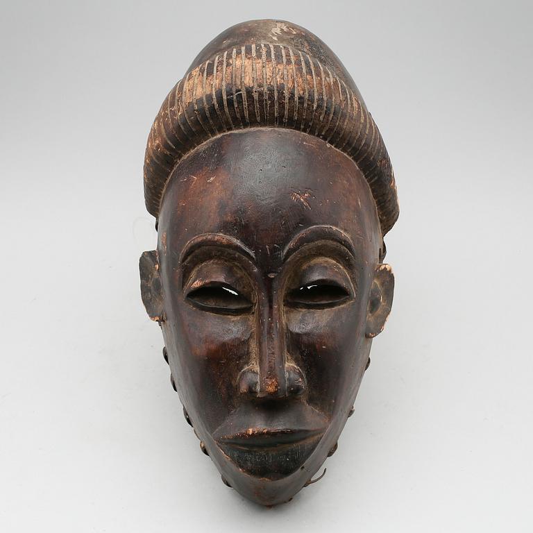 MASK, skuret trä, Afrika, 1900-tal.
