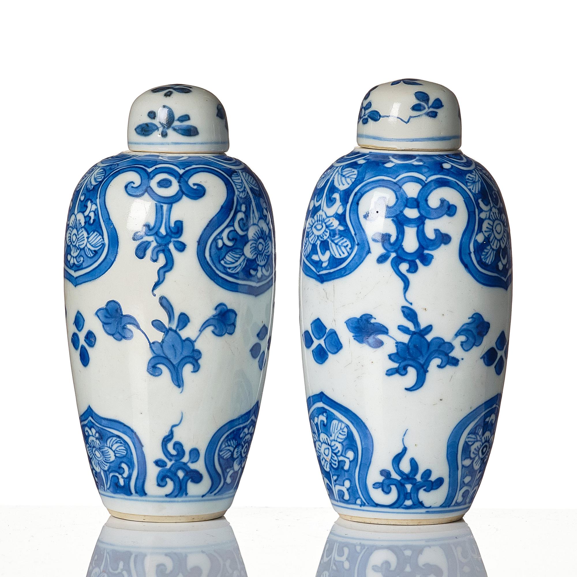 Urnor med lock, ett par, porslin. Qingdynastin, Kangxi (1662-1722).