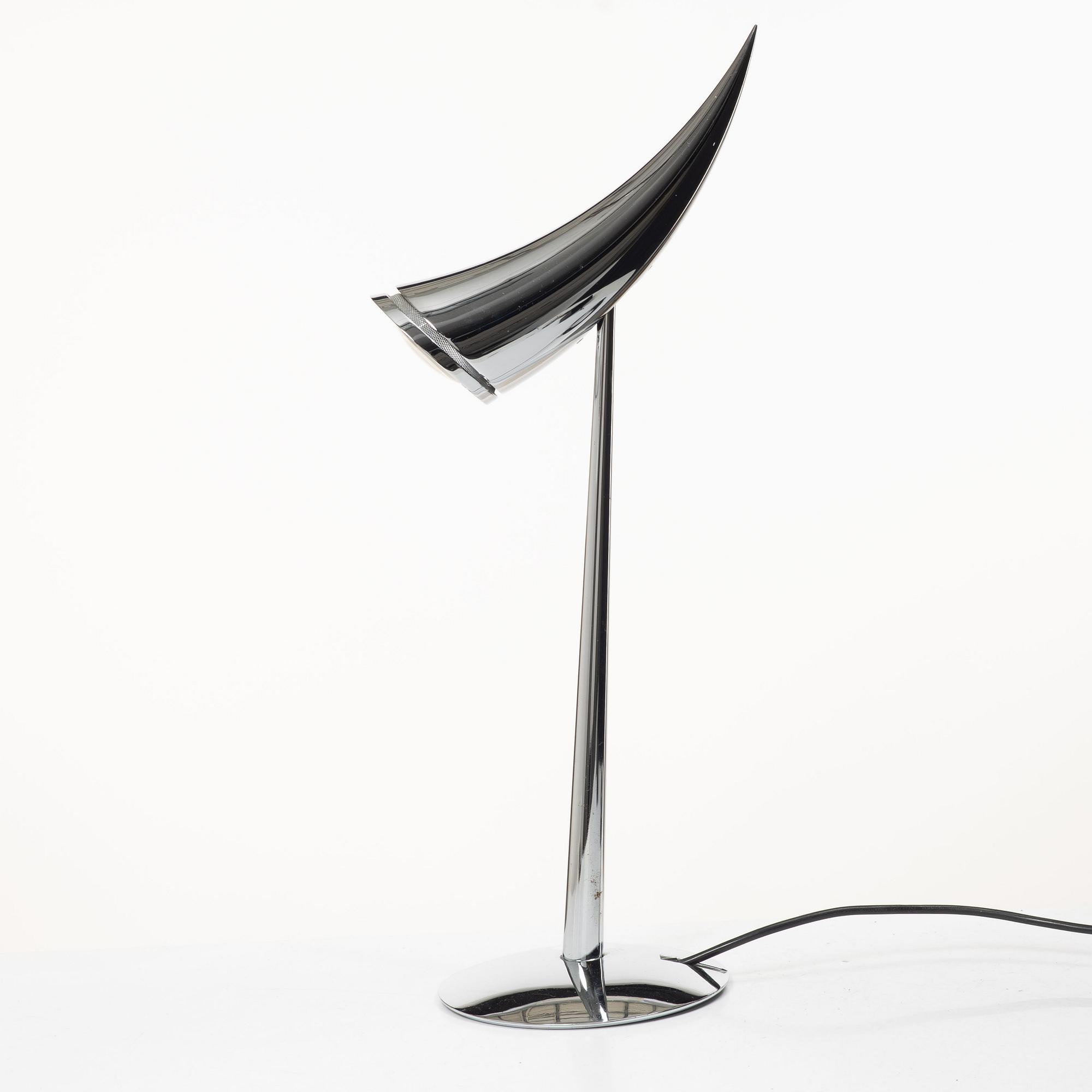 Philippe Starck, Bordslampa "Ara" av förkromad metall. Flos, Etikettmärkt.