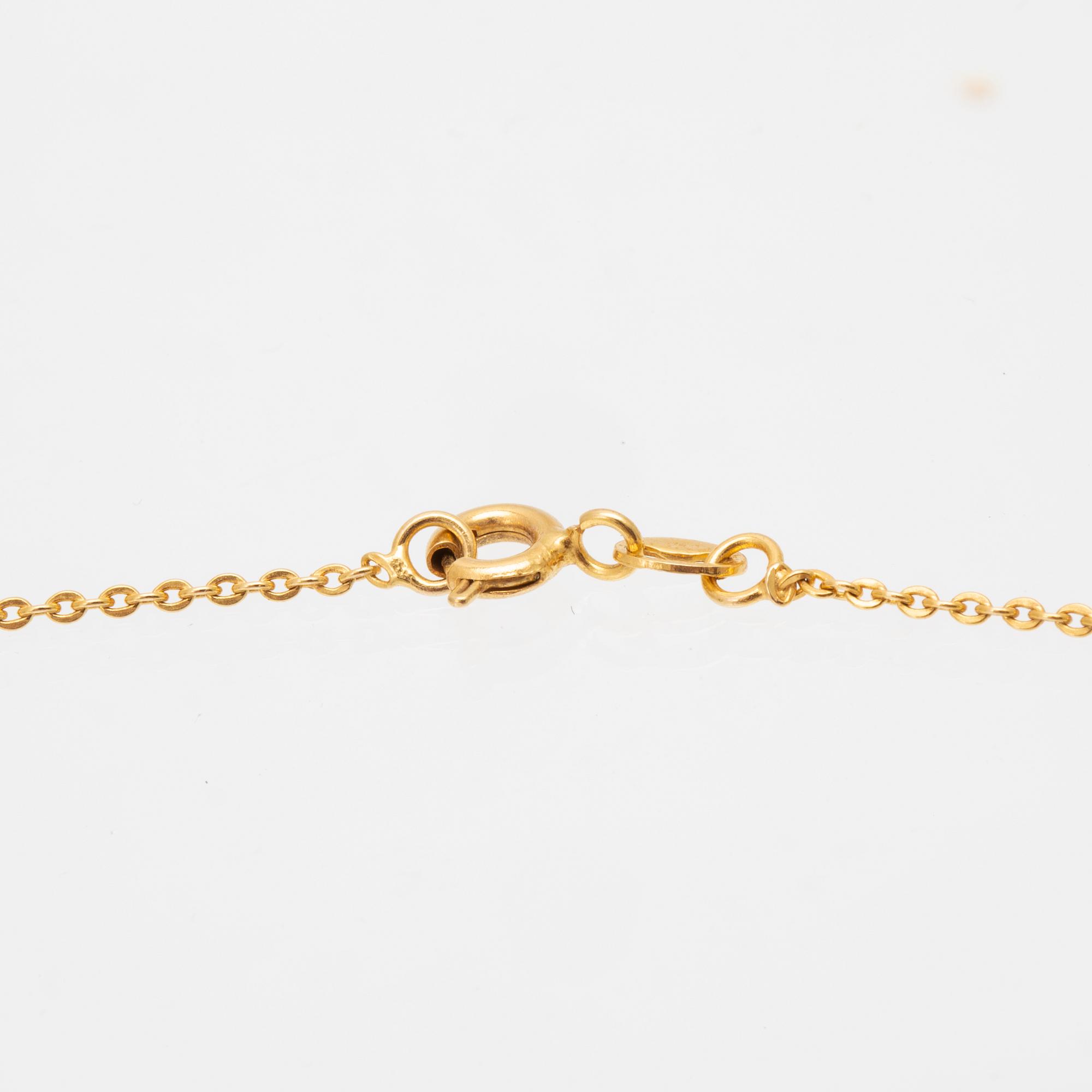 An 18K gold necklace.