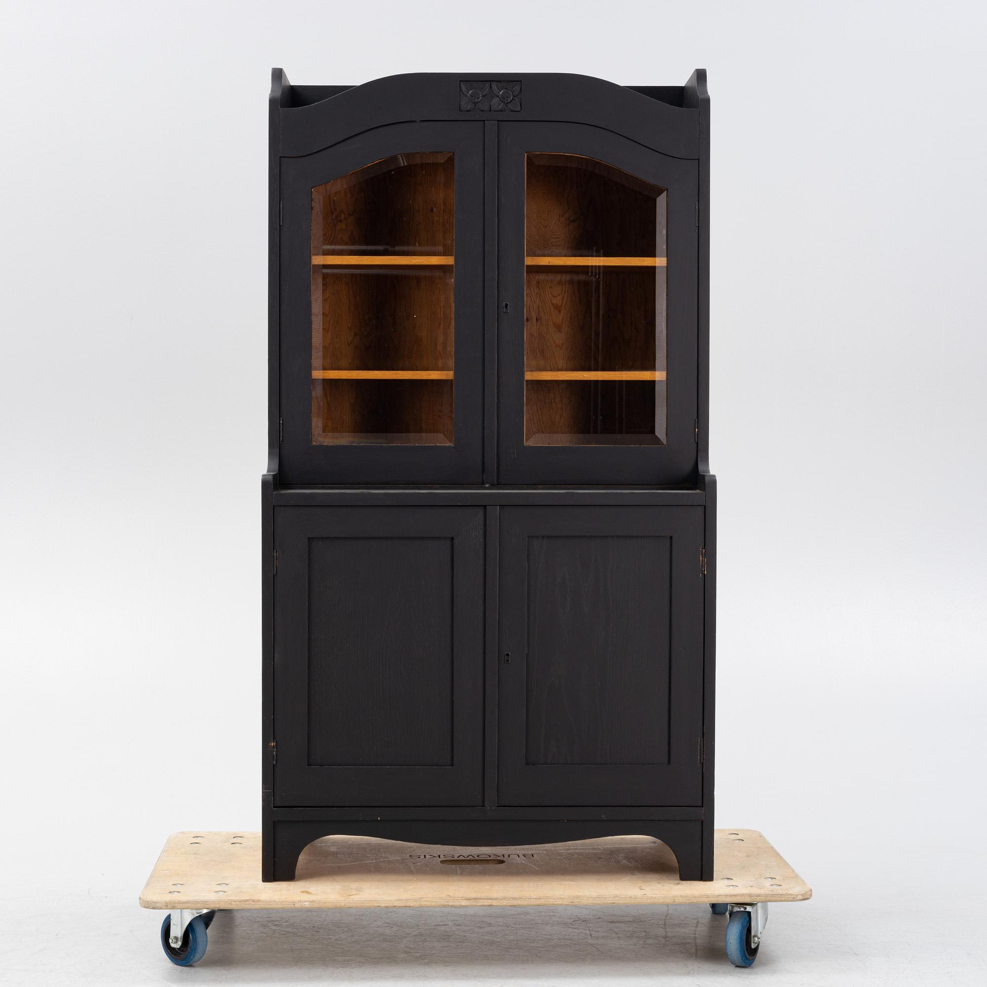 Vitrinskåp, Jugend, 1900-talets början.