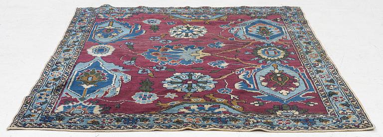 An antique rug, north-west Persian, so-called Vaghire, approx. 136 x 134 cm.