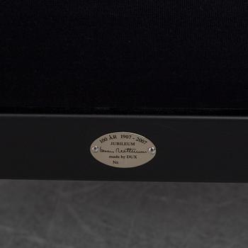 Bruno Mathsson, fåtölj med fotpall, "Ingrid", DUX. Jubileumsutgåva 2007. Plakettmärkta.