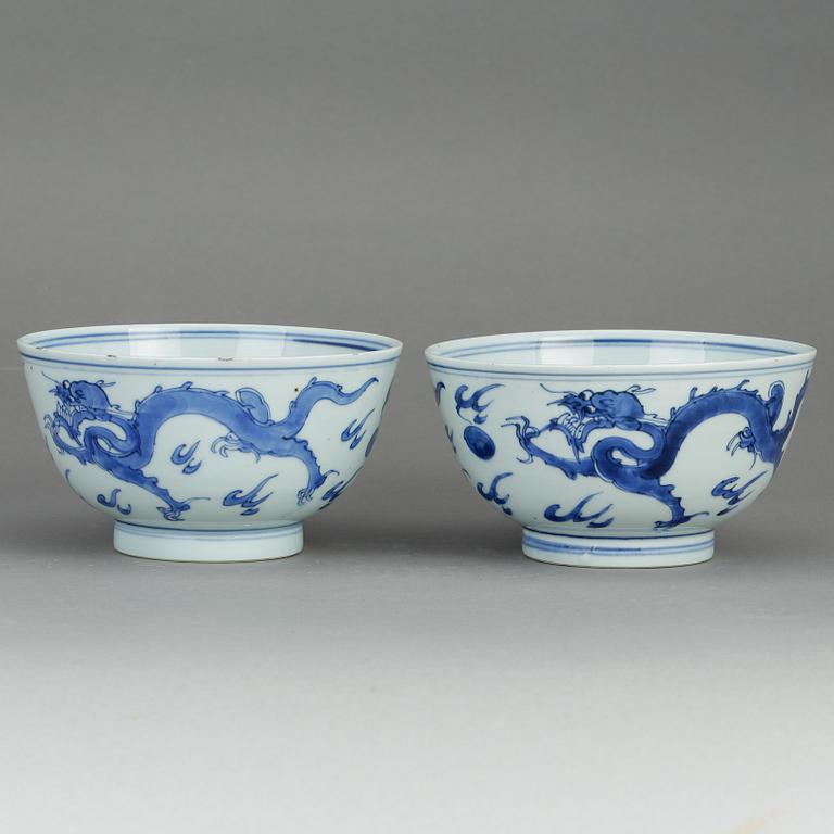 A pair of blue and white dragon bowls, Qing dynasty, Kangxi (1662-1722).