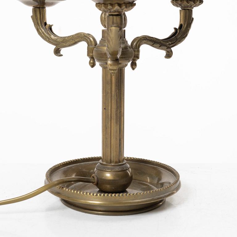 Bordslampa, empirestil, s.k. "Lampe de Bouillotte", 1900-talets första hälft.