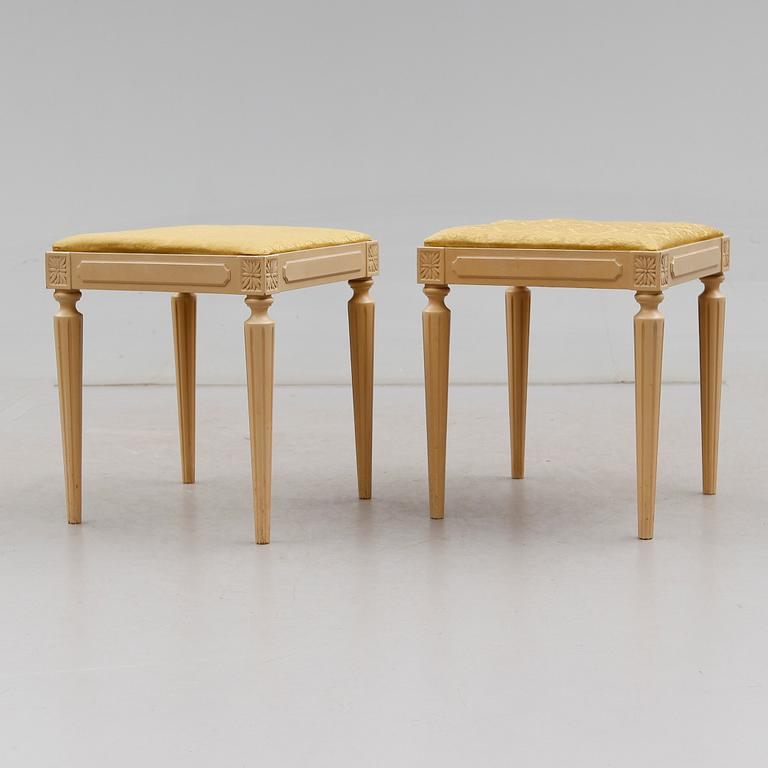 TABURETTER, 1 par, gustaviansk stil, 1900-talets andra hälft.
