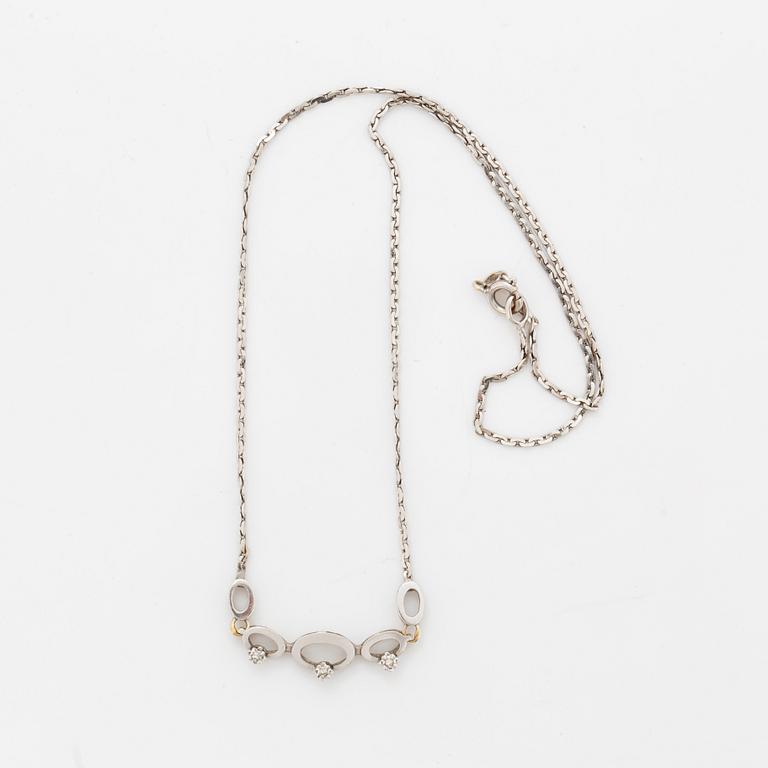 Collier, 18K vitguld med 3 mindre briljantslipade diamanter .