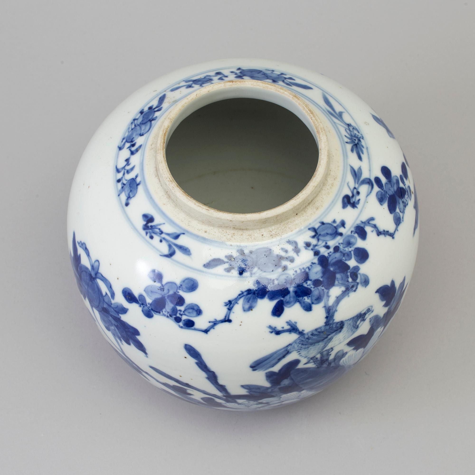 A blue and white porcelain jar, Qing dynasty, late 19th century.