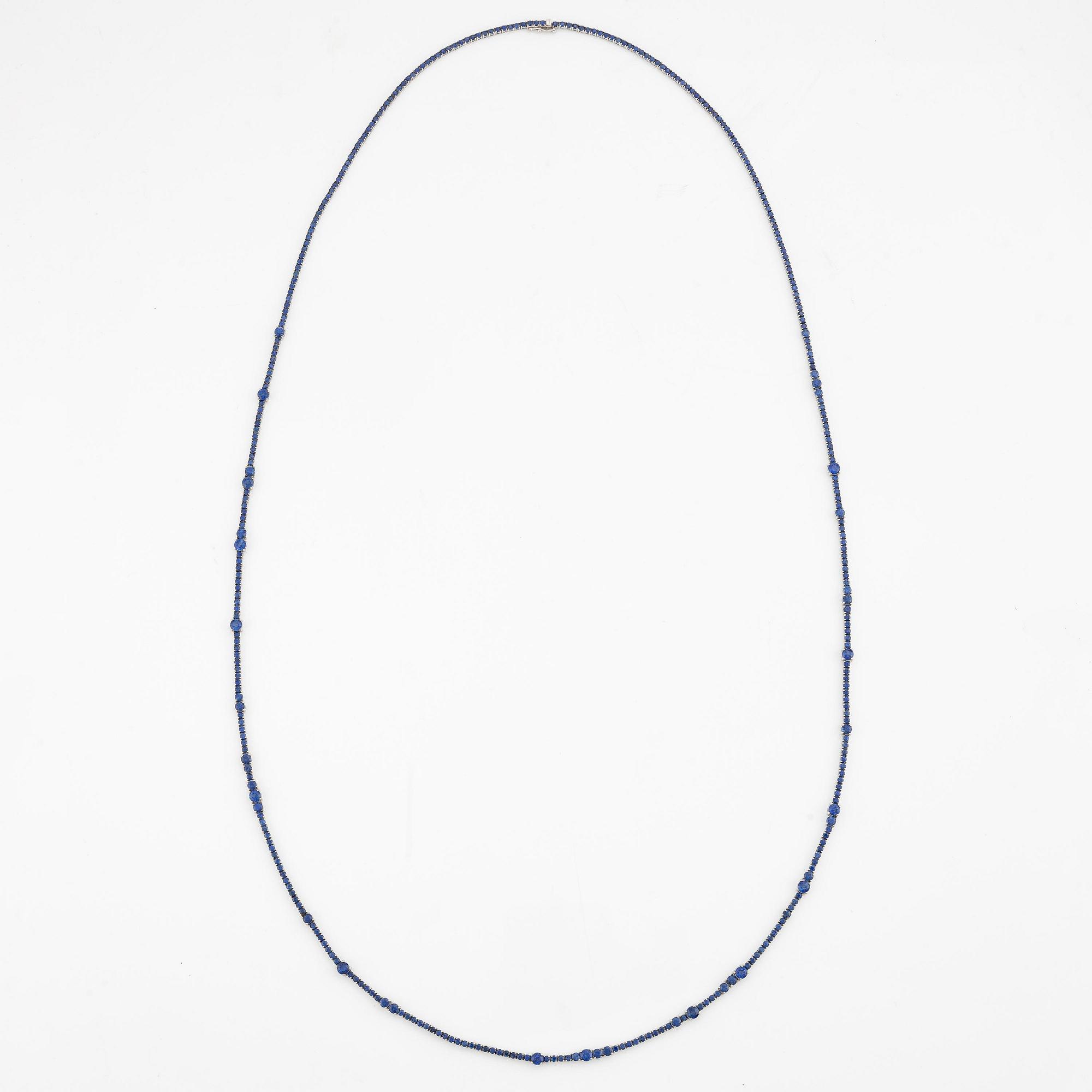 Collier 18K vitguld med fasettslipade safirer.