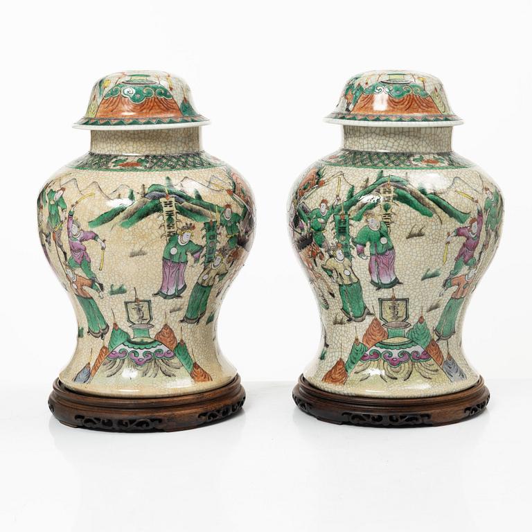 Urnor, ett par, Kina, Qingdynastis slut/omkring år 1900.