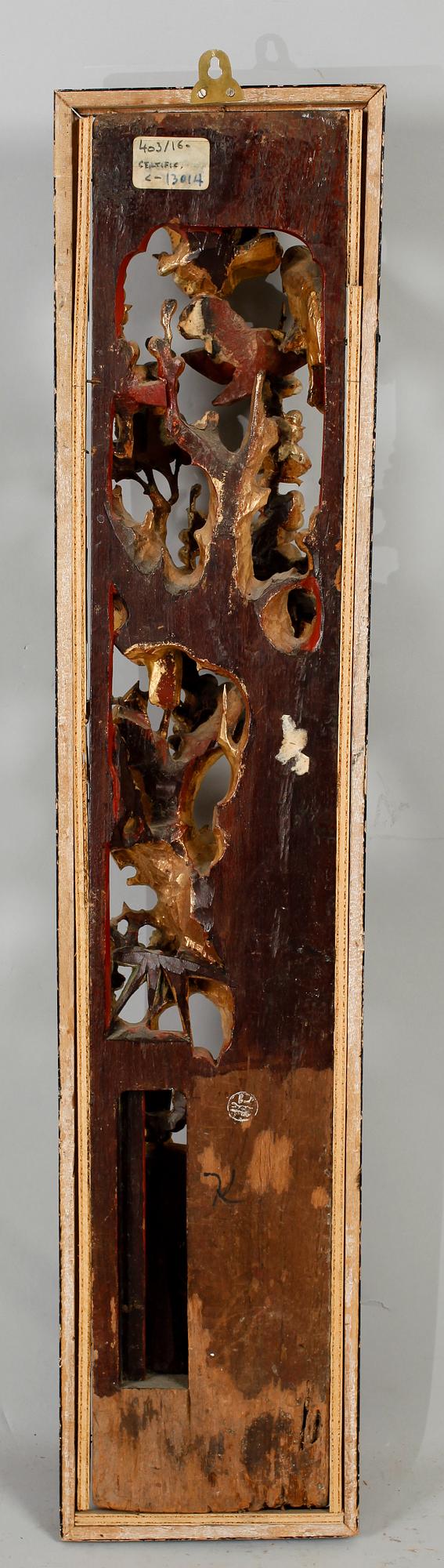 SKULPTUR, skuret och bemålat trä, ostindisk, 1800-tal.