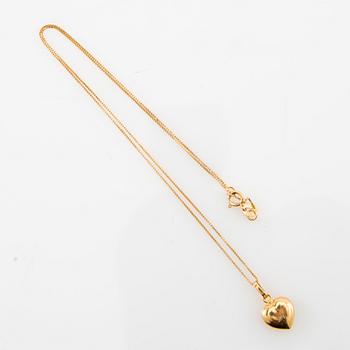 Necklace 18K gold with a pendant in the shape of a heart.