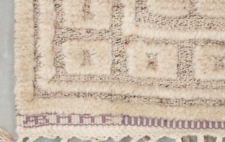 CARPET. "Vita spetsporten". Knotted pile in relief (reliefflossa). 302 x 202,5 cm. Signed AB MMF.