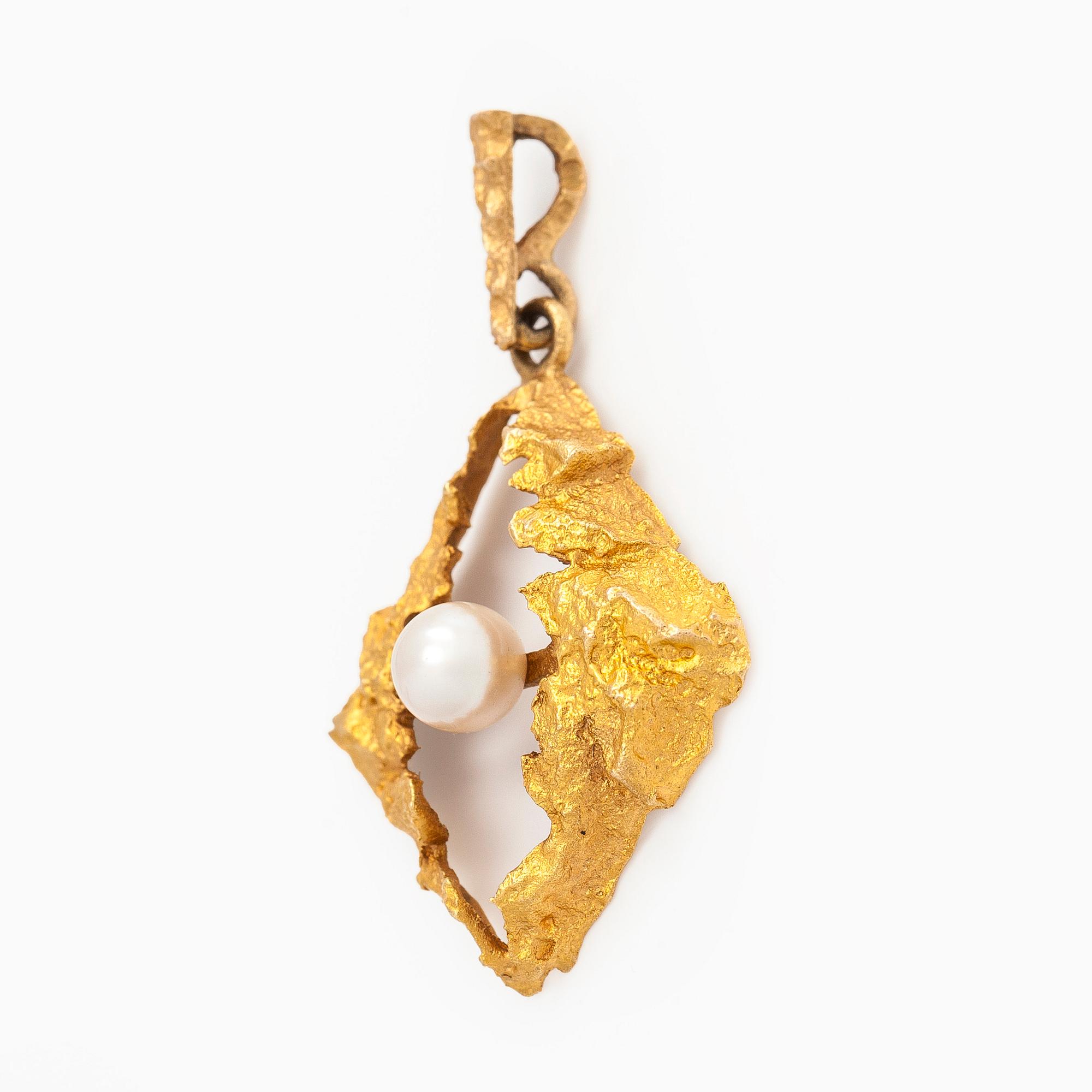 Hänge, odlad pärla, 14K guld. Tammen Koru, Åbo.