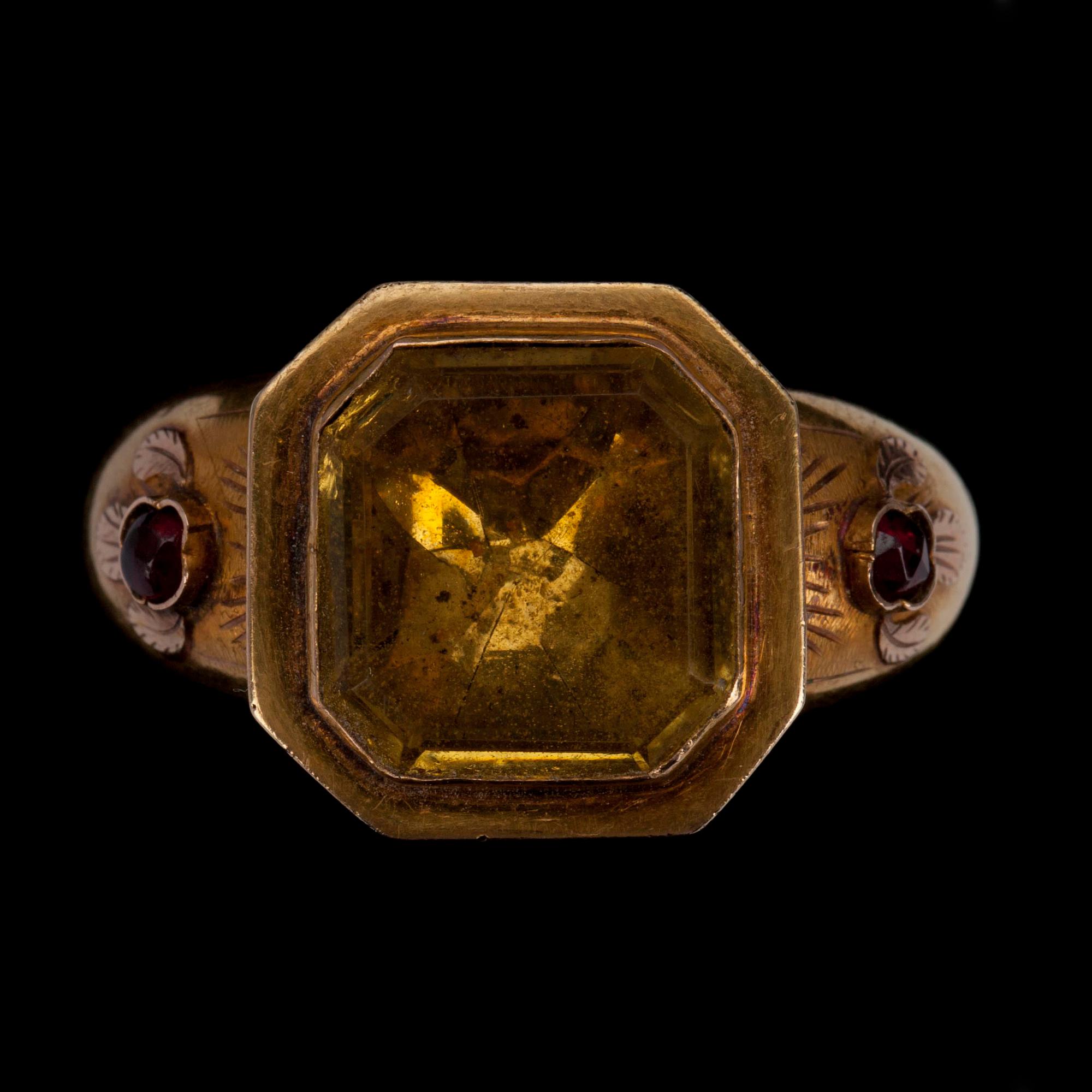RING, 18K guld, glas, granat. G. A. Weckman Tavastehus 1863. Vikt 4,7 g.