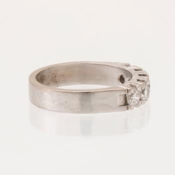 Half-eternity ring in 18K white gold with round brilliant-cut diamonds.