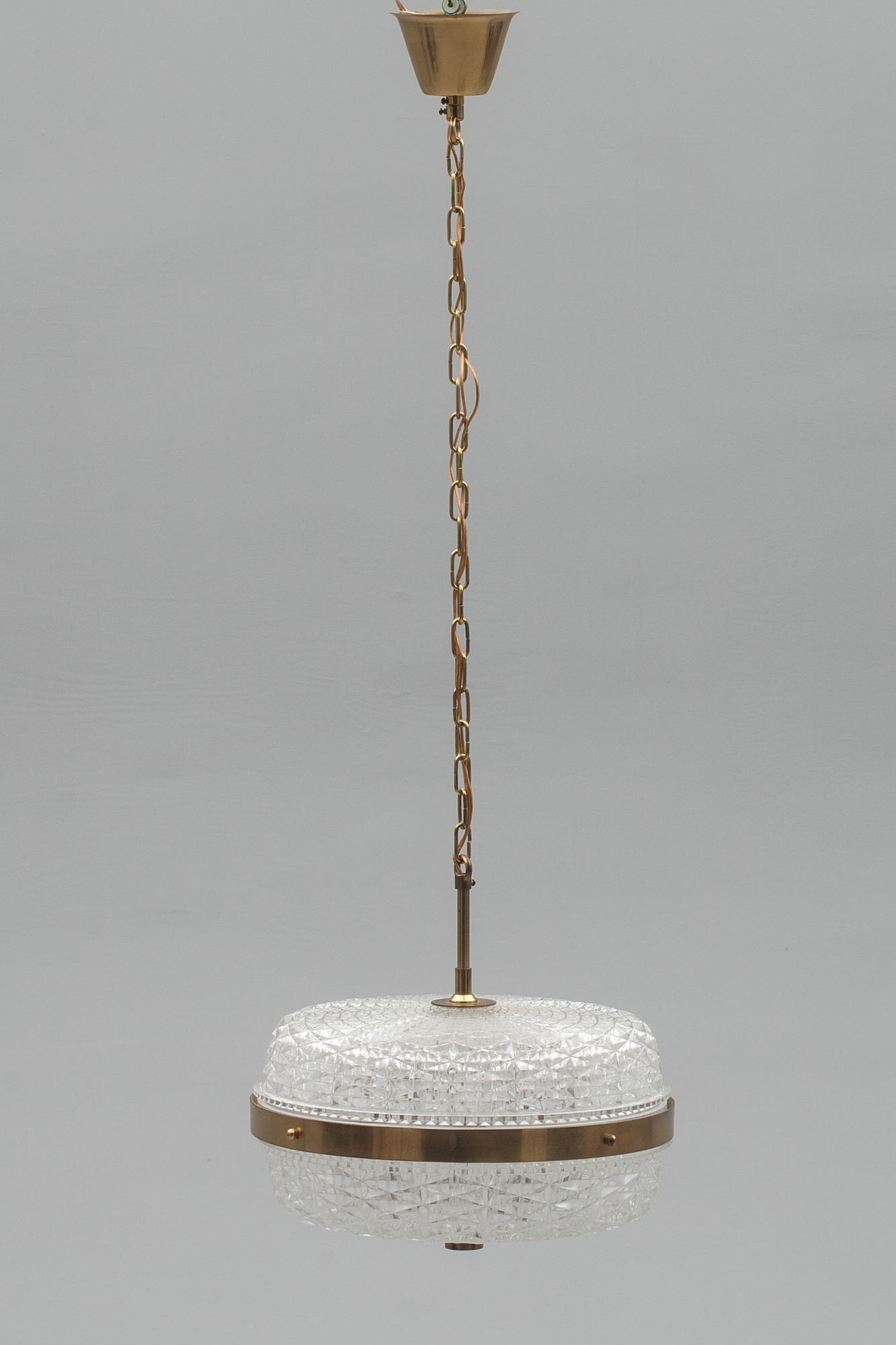 TAKLAMPA, glas och mässing. 1900-talets mitt.