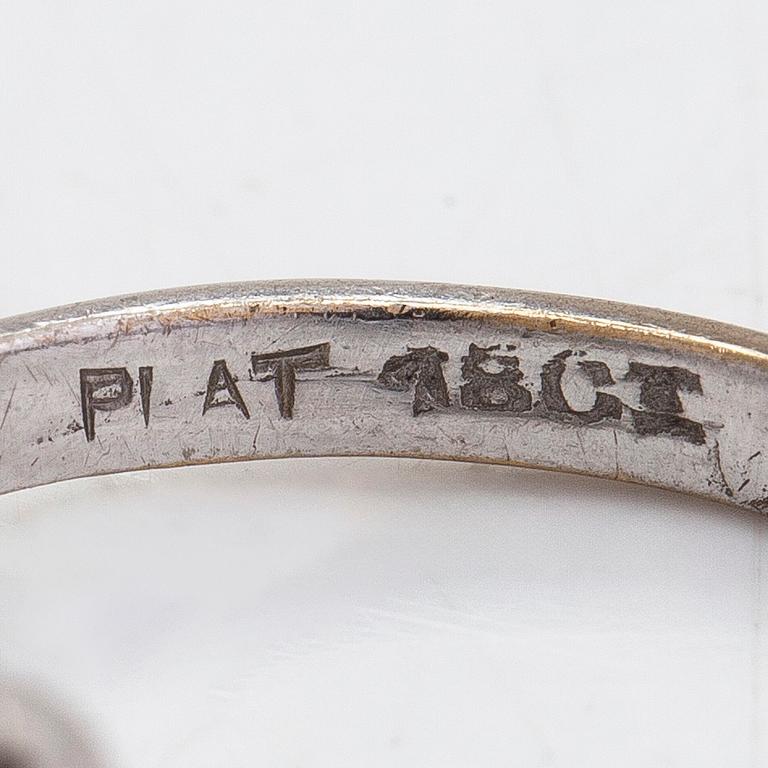 Sormus, 18K kultaa, smaragdi ja timantteja yhteensä noin. 0.04 ct.