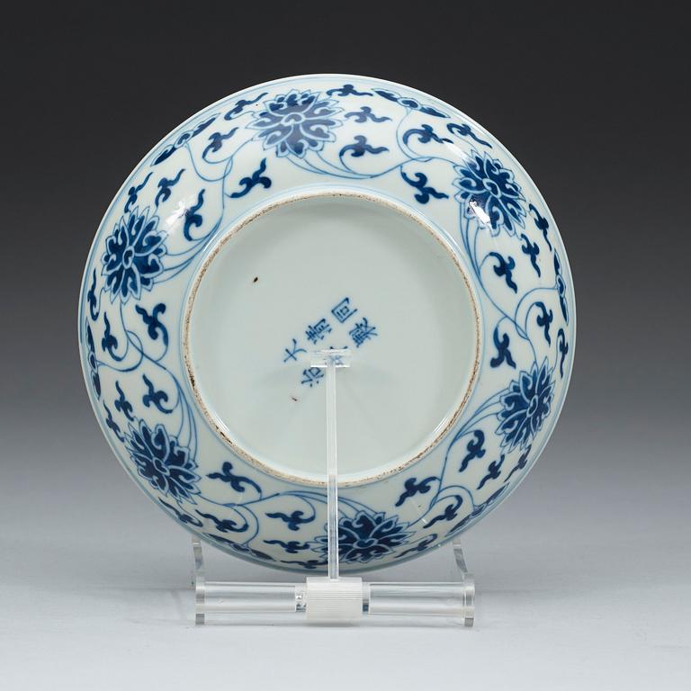 A set of blue and white lotus dishes, Qing dynasty, 19th century with Tongzhis six character mark in underglaze blue.
