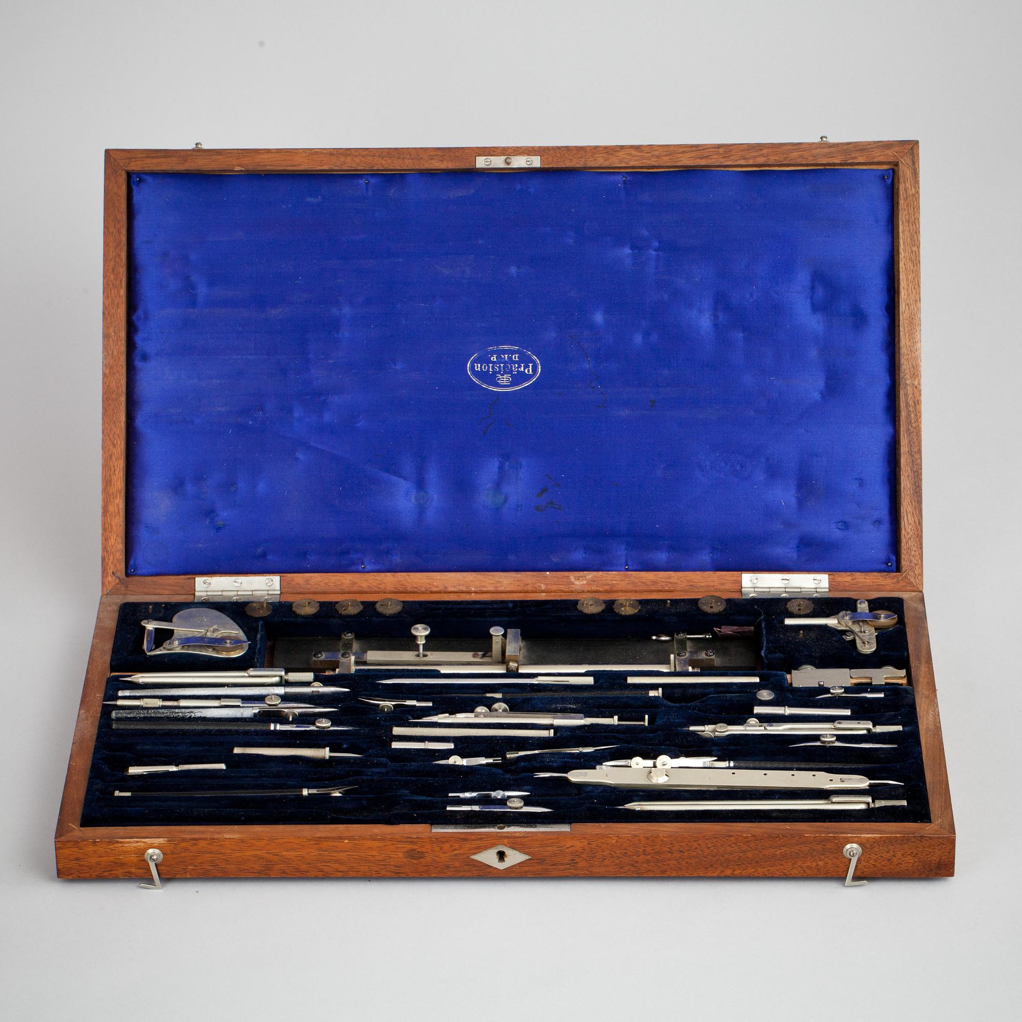 RITVERKTYG, ca 30 delar. 1900-talets första hälft.