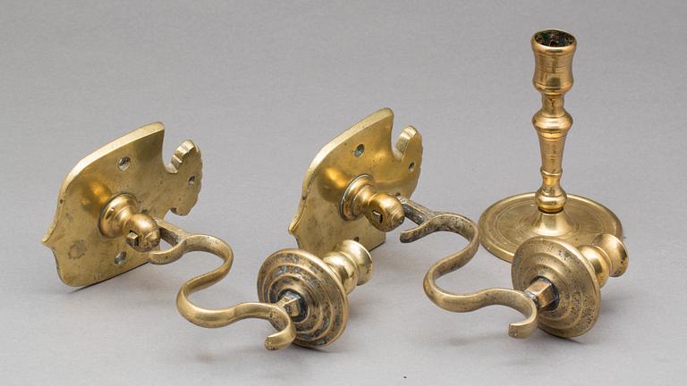 LJUSSTAKE samt VÄGGLJUSSTAKAR ett par, mässing. 1800/1900-tal.