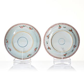 A set of two famille verte dishes, Qing dynasty, Kangxi (1662-1722).